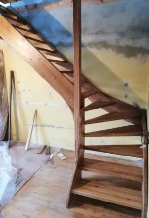 Samonosné schody L tvar